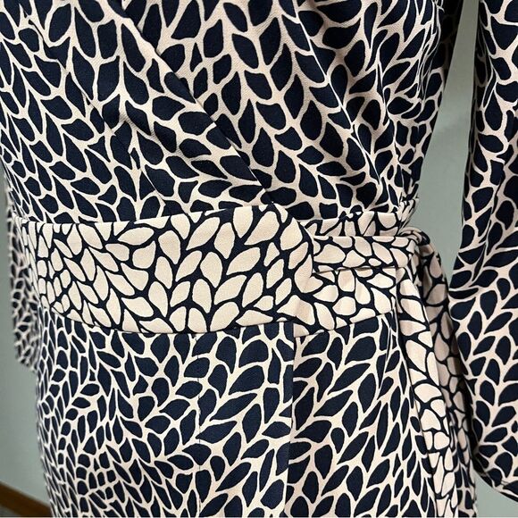 Ann Taylor Leafy print 3/4 sleeve knee length wrap beige/navy dress size 4 - Picture 4 of 15